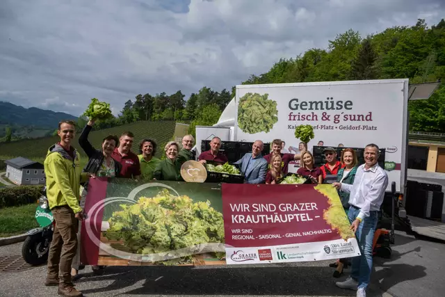Grazer Krauthäuptel-Bauern gratulieren zum 70er der Südsteirischen Weinstraße. | Foto: LK Steiermark-Danner