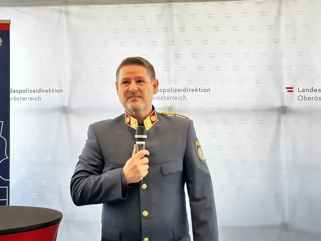 Der neue Welser Stadtpolizeikommandant Stefan Müller zeigt sich in seiner Rede anlässlich seiner förmlichen Amtsübergabe voller Stolz in Hinblick auf die neuen Aufgaben. | Foto: MeinBezirk/Braun