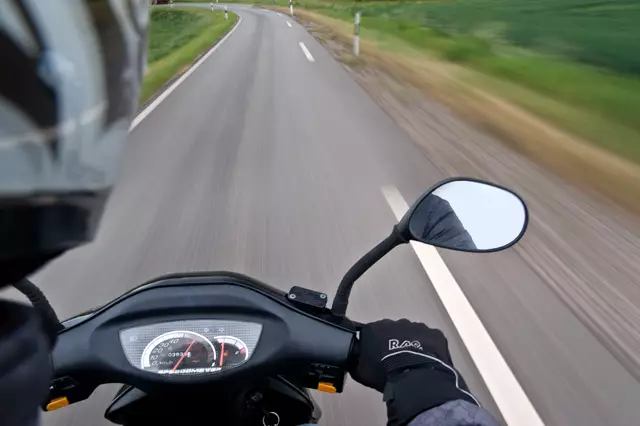 Am Dienstag am Abend war ein 18-Jähriger illegalerweise mit gestohlenem Kennzeichen mit seinem Moped unterwegs. Auch sonst gab es Probleme. | Foto: MichaelSchütze/fotolia (Symbolbild)