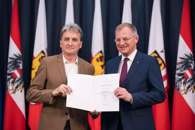 Überreichung-Urkunde Titelverleihung "Konsulent" an Karl-Heinz Sigl | Foto: Land OÖ