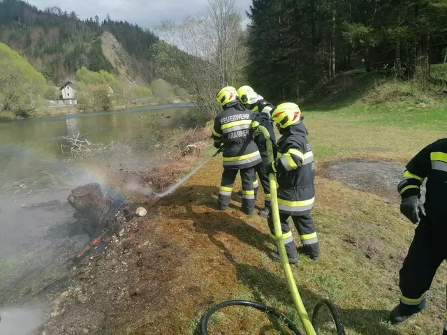 Der Brand brach in Neuberg im Ortsteil Krampen aus und wurde von zwei Feuerwehren gelöscht. | Foto: FF Krampen/Schwarz