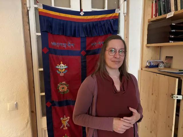 Elisha Koppensteiner ist eine Mitgründerin der Dzogchen-Gemeinschaft "Samdrubling" in der Friedrich-Kaiser-Gasse 74.  | Foto: Ipirotis/MeinBezirk