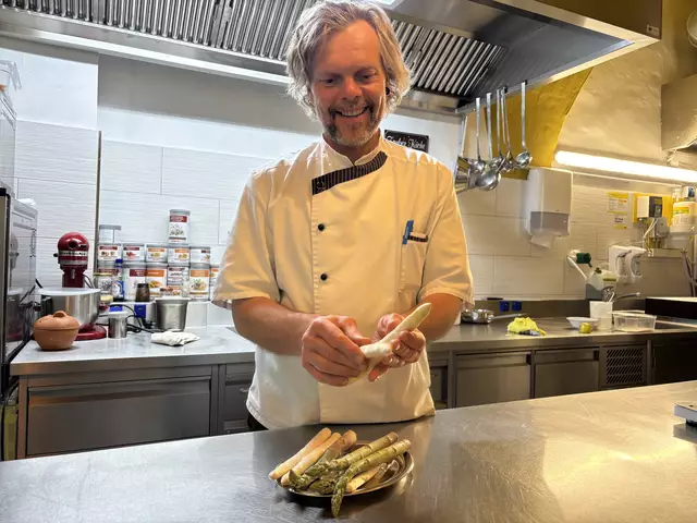 Helmut Peitbuchner kocht im Heli's in Vöcklabruck mit Spargel.  | Foto: Silvia Viessmann