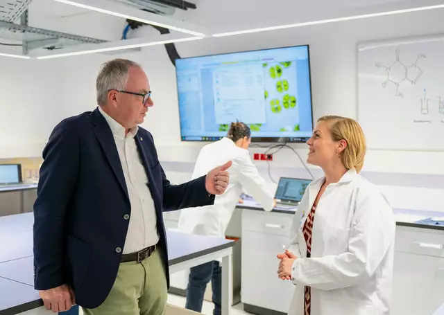 LH-Stellvertreter Stephan Pernkopf im Gespräch zum Start für das neue Forschungsprojekt zur Rückgewinnung Seltener Erden. | Foto: NLK/Pfeffer