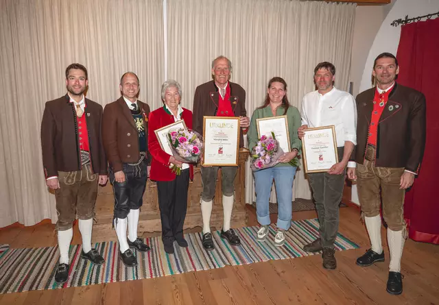 Ehrungen mit Obmann-Stellvertreter des Unterinntaler Trachtenverbands Christian Kirchler, Landesverbandsobmann des Tiroler Landestrachtenverbands Alexander Schatz, Annemarie Gosch, Hansjörg Weiss, Helma Graswander, Thomas Gandler und Obmann des 1. Tiroler Trachtenvereins Landsturmgruppe 1809 Kitzbühel, Andreas Obermoser (v. li.). | Foto: 1. Tiroler Trachtenvereins Landsturmgruppe 1809 Kitzbühel