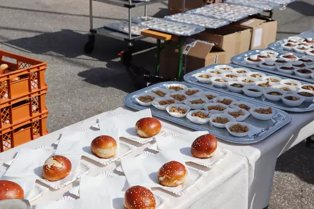 Snacks und Getränke wurden durch Spenden bereitgestellt und Schülerinnen und Schüler sorgten mit selbstgemachten Köstlichkeiten für die passende Stärkung. | Foto: Nimpf