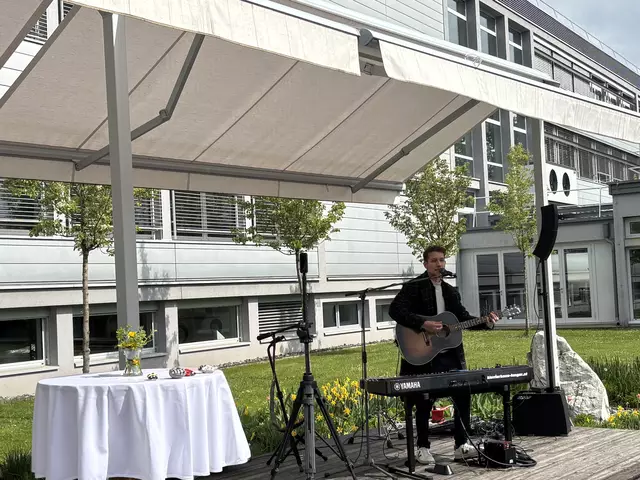 Simon Stadler sorgte für die musikalische Umrahmung | Foto: MeinBezirk