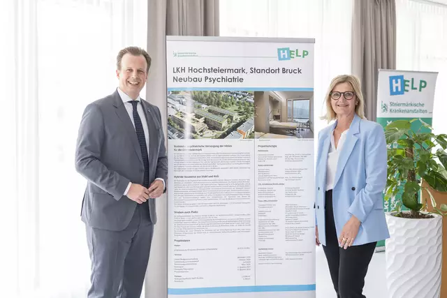 Gesundheitslandesrat Karlheinz Kornhäusl und Susanne Kaltenegger, die am Donnerstag zur neuen Brucker Bürgermeisterin gewählt wird, vor den Bauplänen. | Foto: Martin Meieregger