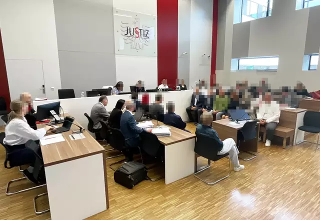 Elf Angeklagte bei einem weiteren Commerzialbank-Prozess im Landesgericht Eisenstadt. | Foto: Gernot Heigl