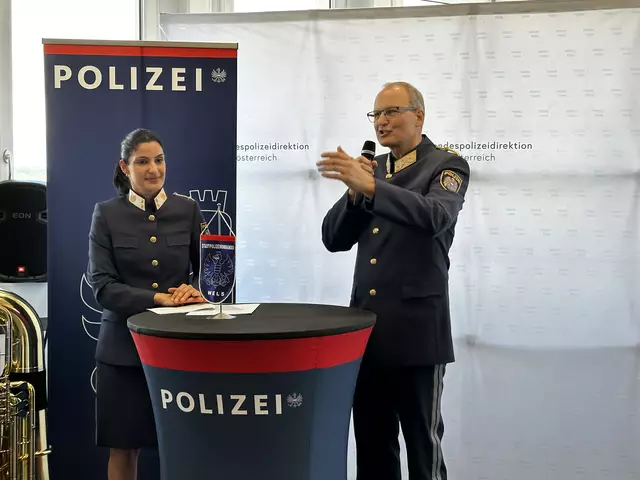 Der stellvertretende Landespolizeikommandant Günther Humer hielt die Laudatio für den neuen Welser Stadtkommandanten Stefan Müller und bestätigte diesen in seiner Funktion. | Foto: MeinBezirk/Braun