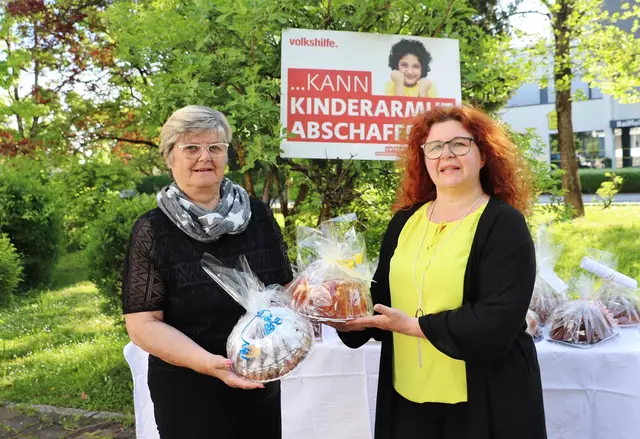 Mit dem Gugelhupfsonntag finanzieren Ursula Rauch und Sandra Goldberg von der Volkshilfe Kalsdorf Kinderprojekte. | Foto: Edith Ertl