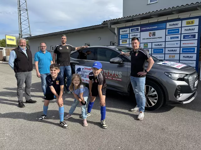 Der Nachwuchs ist bereit für den Lauf in Perg. Am Bild mit Franz Palmetzhofer vom Autohaus Ortner (stellt das "Catcher Car"), Robert Langeder (X-Event) sowie Stefan Leitenmayr und Florian Himmelbauer von Union Perg. | Foto: Meinbezirk Perg/Köck