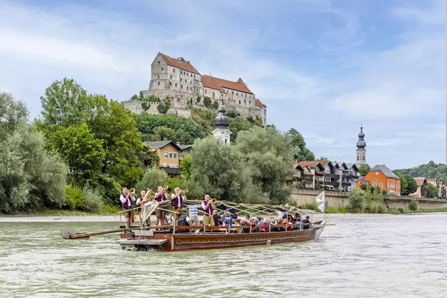 Den besten Blick auf die weltlängste Burg gibt es bei der Einfahrt nach Burghausen. | Foto: Burghauser Touristik