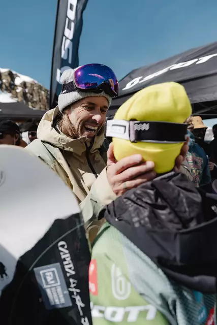 Sonnenschein, Powder und starke Lines: Die Freeride-Community feierte den Saisonabschluss am Kaunertaler Gletscher mit spektakulären Runs und jeder Menge guter Vibes. | Foto: Mia Knoll