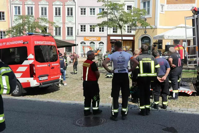 Einsatzkräfte am Unglücksort in der Innenstadt. | Foto: Mein Bezirk