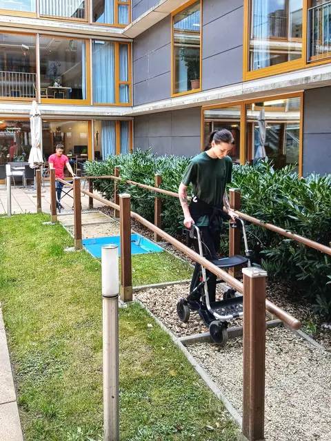 IVB-Lehrlinge erleben die Herausforderungen der Pflege – ein Perspektivenwechsel, der bleibenden Eindruck hinterlässt. | Foto: Seniorenpark HALLIT