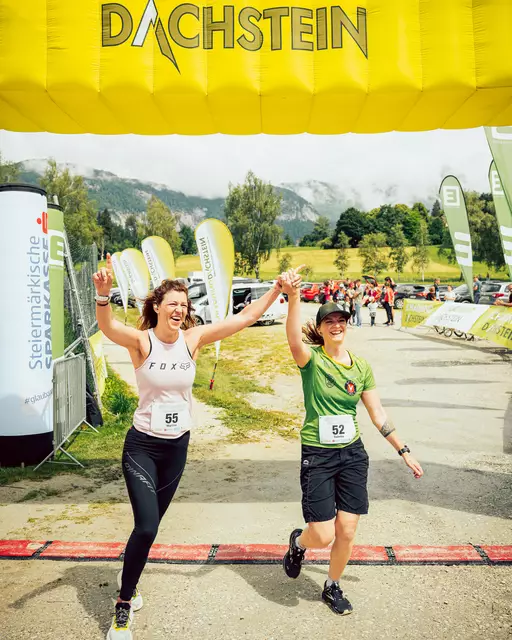 Zusammen das Ziel erreichen: ein schöner Moment für die beiden Teilnehmerinnen 2024! | Foto: New Fish Media