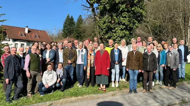 Beim Abschluss der Grundschulung für Seelsorgeteams im Dekanat Schörfling wurden 66 Zertifikate an Teilnehmerinnen und Teilnehmer übergeben.  | Foto: Wimmer/Pfarre Attersee
