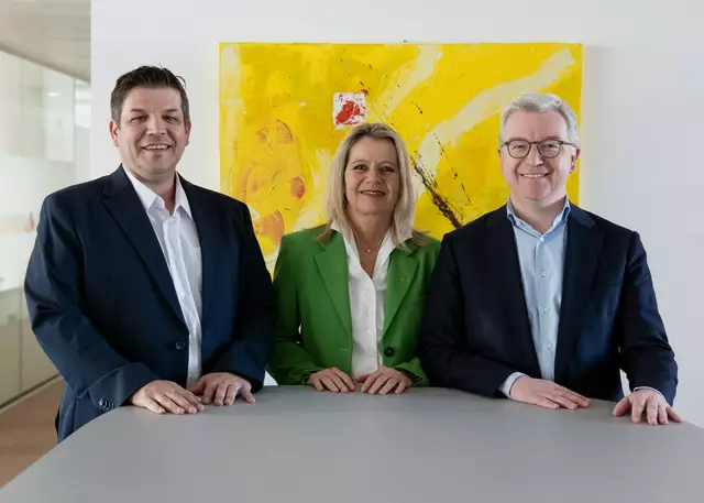 Enlion-Chef Andreas Schneemann (links) präsentierte mit Eva Fugger und Michael Höllerer von Raiffeisen die neue Kooperation. | Foto: Raiffeisen Niederösterreich-Wien