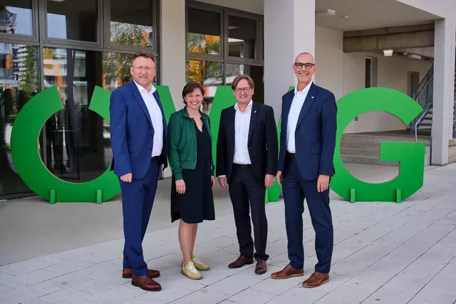 ÖWG WOhnbau blickt auf 75 Jahre zurück. Hans Schaffer (Vorstandsdirektor), Claudia Nutz (Aufsichtsrätin), Andreas Pötsch (Vorstand) und Christian Krainer (Vorstandsdirektor) (v. l.) feiern. | Foto: ÖWG Wohnbau