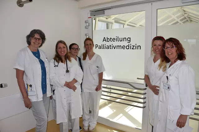 Mit Empathie: Palliativärztin Jessica Stöger erläuterte die Philosophie der neuen Station - hier mit ihrem Team. | Foto: Alexandra Goll