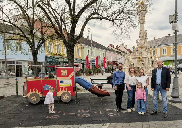 ÖVP-Stadtrat Armin Zwazl, ÖVP-Bürgermeisterin Klaudia Osztovics, ÖVP-Gemeinderätin Stefanie Tomrle mit Tochter Paulina und FPÖ-Vizebürgermeister Marcus Berlosnig. | Foto: Stadtgemeinde Neunkirchen