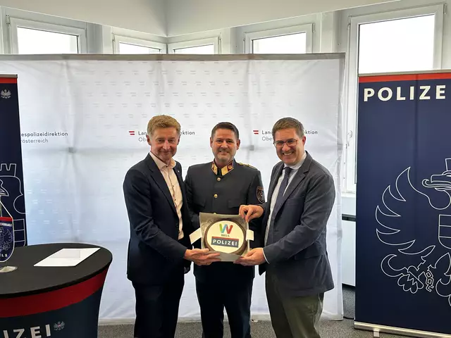 Als Willkommensgeschenk für den neuen Stadtpolizeikommandanten Stefan Müller gibt es eine Torte von Sicherheitsreferenten Gerhard Kroiß (FPÖ) und Bürgermeister Andreas Rabl (FPÖ). | Foto: MeinBezirk/Braun