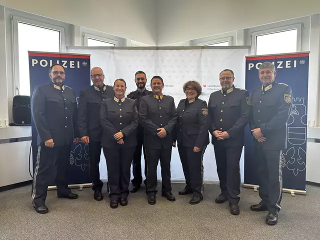 Kommandant Stefan Müller (Mitte) zeigt sich mit seinem Team gut für Wels und die Bevölkerung der Stadt aufgestellt. | Foto: MeinBezirk/Braun