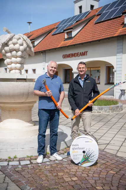 Bürgermeister Franz Glock (Liste Glock) und kabelplus-Geschäftsführer Gerhard Haidvogel | Foto: kabelplus / Matejschek