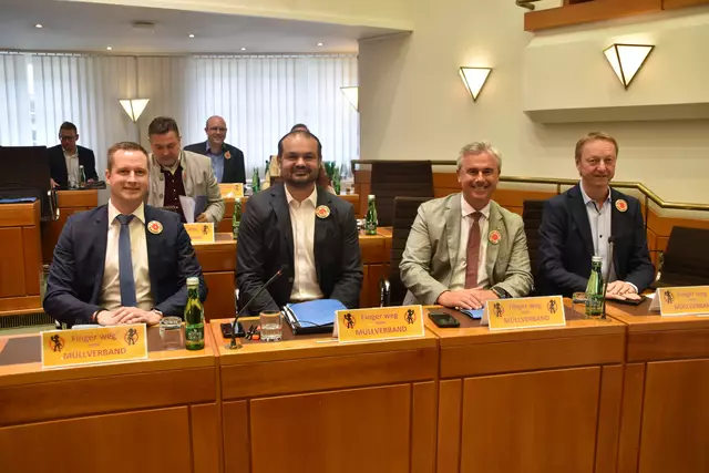 Mit dem Slogan "Finger weg vom Müllverband" setzte die FPÖ ein Zeichen im Landtag.  | Foto: Stefan Schneider