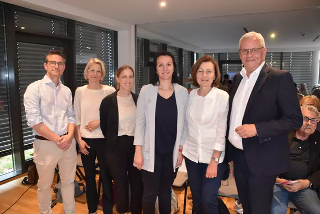 (v.l.) Facharzt Thomas Horvatits, Internistin Karoline Horvatits, Fachärztin Karin Biricz, Edmira Bekto und Andrea Konrath vond er Krebshilfe Burgenland und Eisenstadts Bürgermeister Thomas Steiner.  | Foto: Stefan Schneider