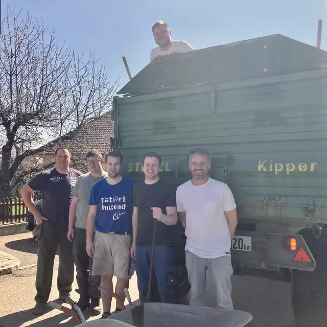 Die Organisatoren Bürgermeister Patric Pipp (2. v.r.) und gfGR Robert Denk (am Anhänger) mit dem Helferteam rund um Thomas Widhalm, Lukas Götzinger, Paul Priesching und GR Andreas Hodac.  | Foto: VP Nußdorf