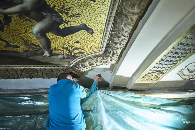 Vorerst soll der Stuck, der ebenfalls Schäden erlitt, restauriert werden. Danach soll die Arbeit an den Malereien selbst fortgesetzt werden.  | Foto: Tommy Hetzel / BURG