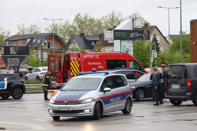Wegen ausgelaufenen Öls musste der McDonald's-Parkplatz an der Welser Osttangente gesperrt werden, damit die Feuerwehr das Areal säubern konnte. | Foto: laumat.at