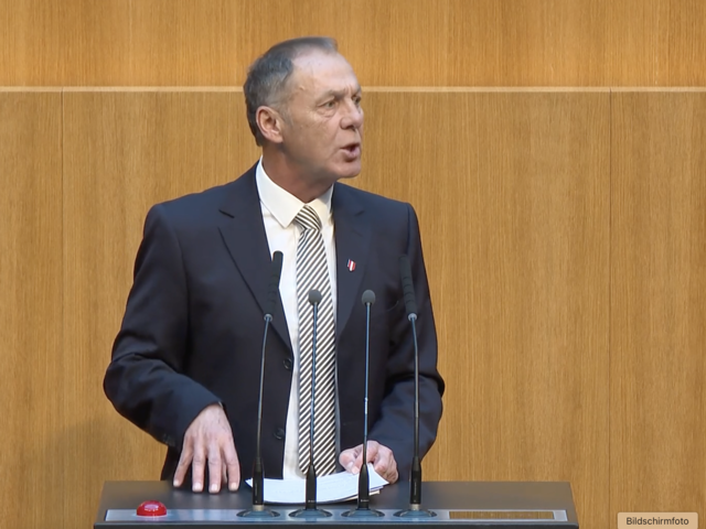 Peter Wurm sorgte bei einer Nationalratssitzung mit der Verwendung des Begriffs "Umvolkung" für Furore. | Foto: Screenshot Parlament