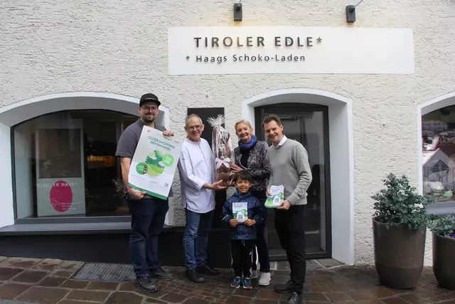 Die glückliche Gewinnerin des handgefertigten Osterhasen. | Foto: Tanja Thurner