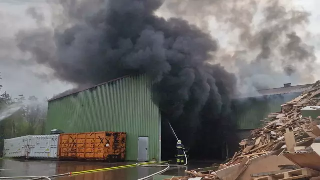 Großbrand in einer Lagerhalle bei Kleinschönau. | Foto: DOKU-NÖ