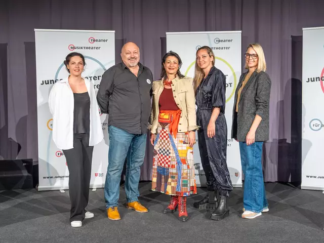 Sarah Scherer, Stefan Rabl, Veronika Kaup-Hasler (SPÖ), Silke Grabinger und Silvia Bruni bei der Junges Theater-Programmvorstellung.  | Foto: Valentina Marinelic