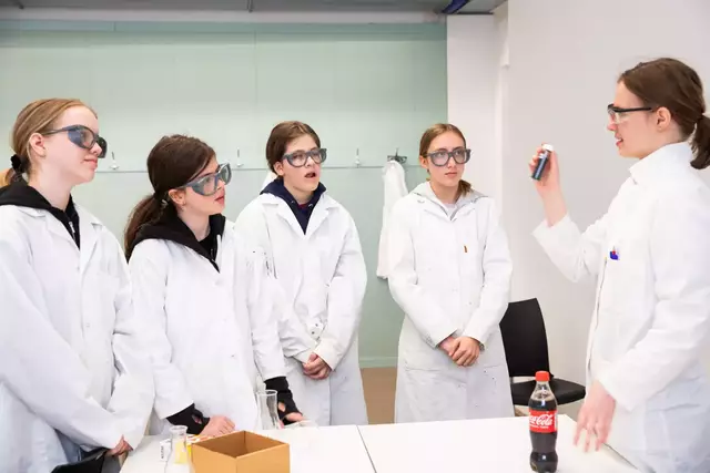 In der Technischen Universität Wien konnten die Teilnehmerinnen über verschiedene chemische Verfahren lernen. | Foto: Astrid Knie