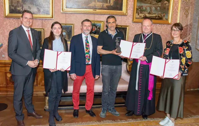 Verleihung des St. Leopold Friedenspreis 2025:  Bürgermeister Christoph Kaufmann (ÖVP), Julia Belova, Stiftskustos Wolfgang Huber, Osama Zatar, Propst Anton Höslinger, Barbara Dombrowski. | Foto: Stift Klosterneuburg/Walter Hanzmann