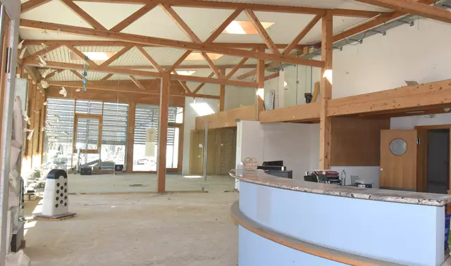 Das Gebäude des früheren Steinmetzbetriebes Zechmeister aus Hollabrunn wird abgebaut und in Zellerndorf aufgebaut. | Foto: Herbert Schleich