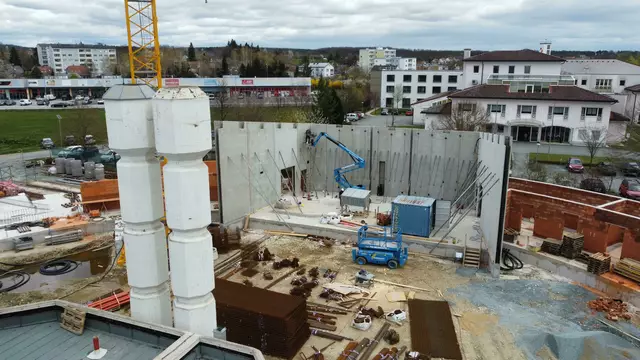 Die Konstruktion der im Bau befindlichen neuen Außenbühne des Kulturzentrums Güssing reckt sich 9,7 Meter in die Höhe. | Foto: LIB