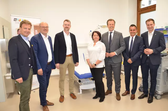 Neo-Bürgermeister Volkart Kienzl (r.) konnte zur Eröffnung des Gesundheitszentrums viele Ehrengäste begrüßen. | Foto: Oblak