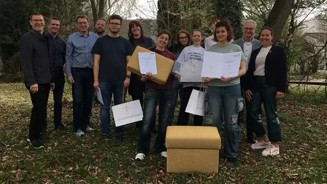 Christian Maria Katzmair, Ausschussmitglied der Landesinnung, Jurymitglied Johannes Oberndorfer, Berufsschullehrer Gerald Stempfer, Berufsschullehrer Roman Rak, Teilnehmer Lion Midzic-Illisin, Teilnehmerin Emily Berger, Erstplatzierte Polsterin Ingrid Krutzler, Teilnehmerin Tanja Boschinger, Teilnehmerin Lena Gahleitner, Teilnehmer Felix Zacherl, Erstplatzierte Tapeziererin und Innenraumgestalterin Hanna Spindler, Reinald Katzinger, Direktor der Berufsschule Ried und Barbara Hörtenhuemer, Innungsmeister-Stellvertreterin und Berufsgruppensprecherin der Tapezierer. | Foto: WKOÖ