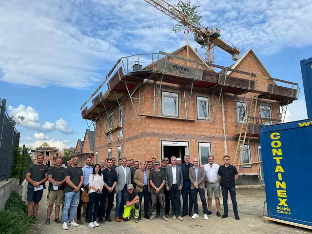 Im ersten Bauabschnitt werden 14 Reihenhäuser in der Oberen Bahngasse in Purbach geschaffen. Am Mittwoch erfolgte die Gleichenfeier. | Foto: OSG