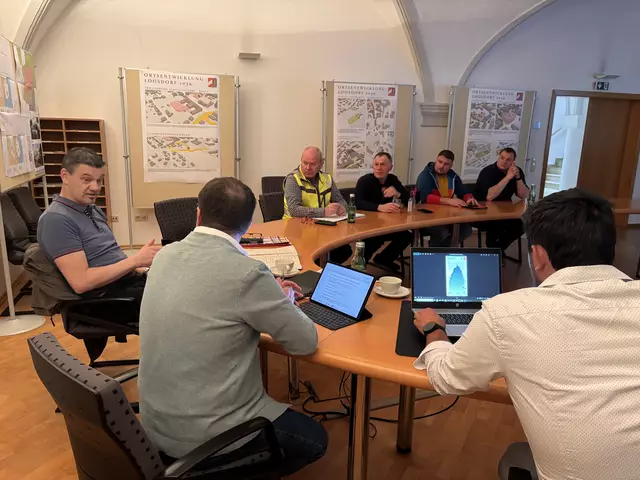 Bürgermeister Thomas Vasku (links), Gemeindebedienstete und Vertreter der Einsatzorganisationen erarbeiteten neue Impulse für Prävention und Krisenmanagement | Foto: Marktgemeinde Loosdorf