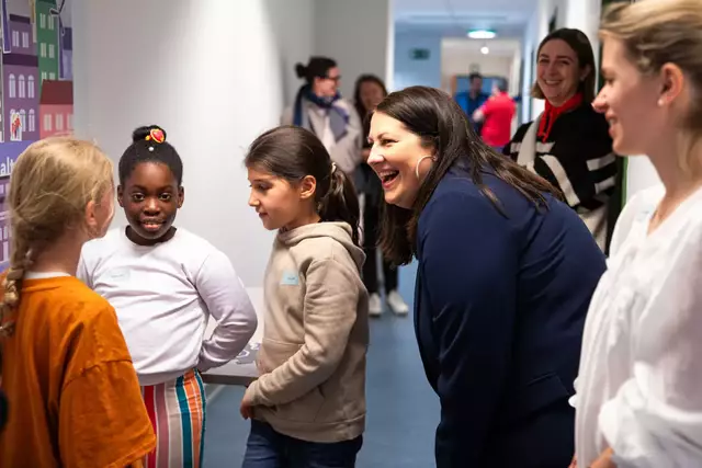 Zweite von rechts im Vordergrund: Vizebürgermeisterin und Frauenstadträtin Kathrin Gaál (SPÖ). | Foto: Astrid Knie