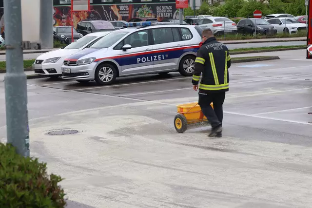 Wegen ausgelaufenen Öls musste der McDonald's-Parkplatz an der Welser Osttangente gesperrt werden, damit die Feuerwehr das Areal säubern konnte. | Foto: laumat.at