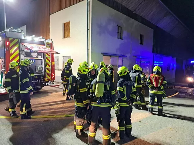 Die Feuerwehr Altenfelden stand mit den Fahrzeugen und Atemschutzträgern in Bereitschaft. | Foto: FF Altenfelden