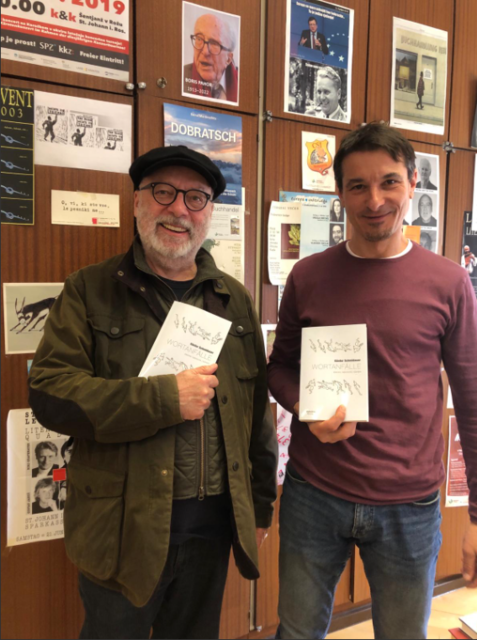 Dr. Günter Schmidauer (li.) plant als junggebliebener 70-Jähriger weitere Kulturprojekte. Auf dem Foto präsentiert der Klagenfurter Autor sein Werk „Wortanfälle“ - mit Verleger Adrian Kert.

  | Foto: Privat